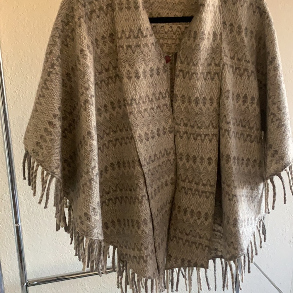 Versatile Woven Zig Zagged Pattern Wool Cape Wood… - image 4